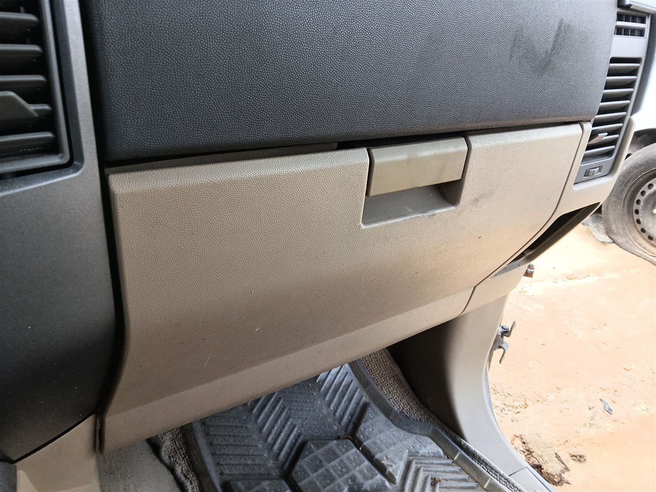 2006 Nissan Glove Box Compartment
