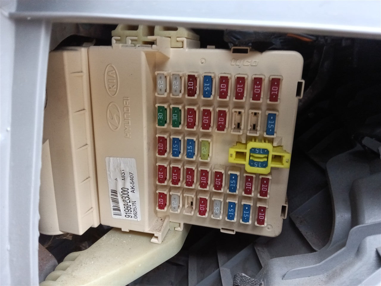 2007 KIA Cabin Interior Fuse Box Relay Panel