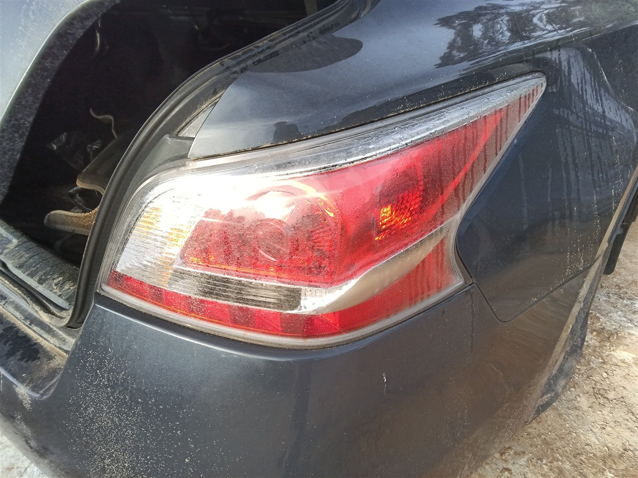 2014 2015 Nissan Altima Passenger Side Right Tail Light Lamp Assembly quarter panel mounted Sdn without LED R