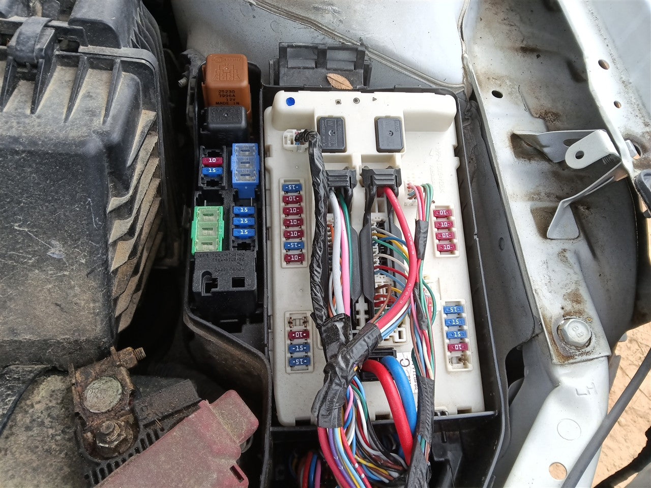 2011 Nissan Altima Engine Bay Fuse Box Relay Panel