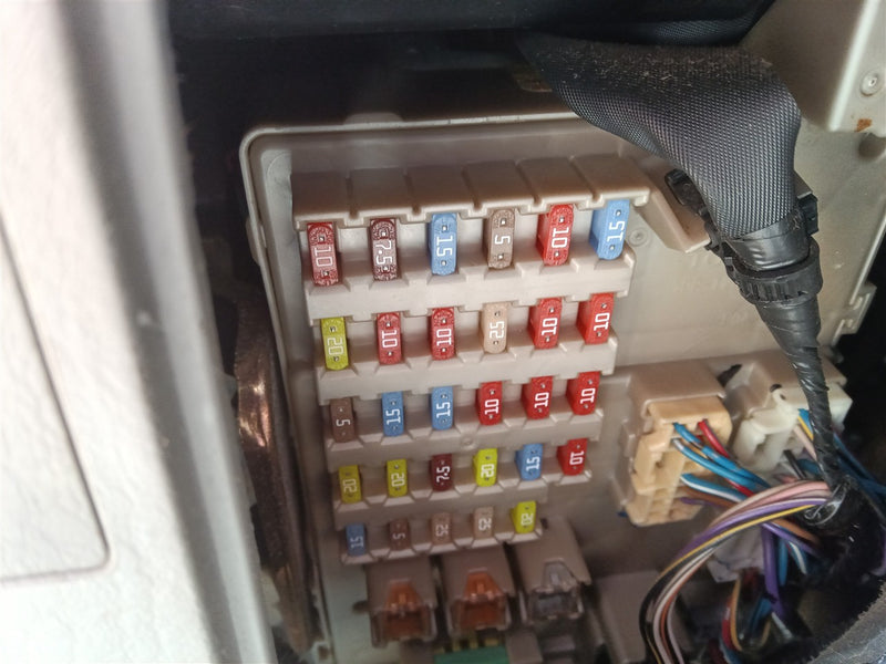 2003 Toyota Camry Cabin Interior Fuse Box Relay Panel