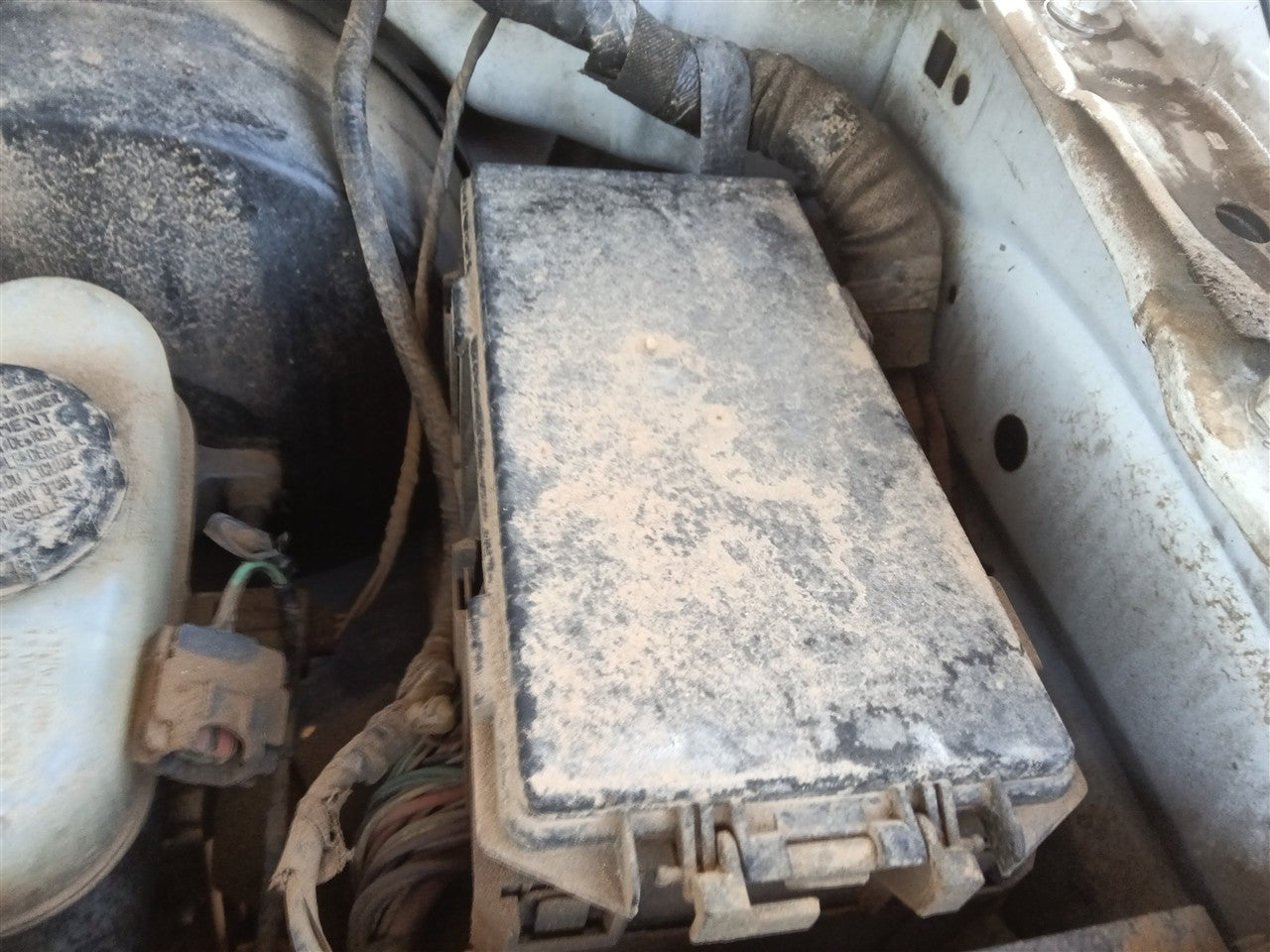 2000 thru 2004 Ford F150 Engine Bay Fuse Box Relay Panel