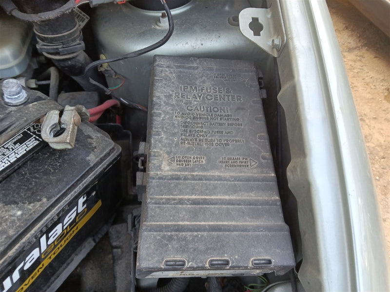 2003 2004 2005 Chrysler Town and Country, Dodge Caravan Engine Bay Fuse Box Relay Panel