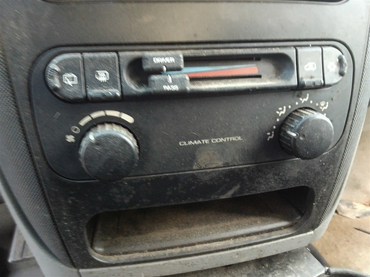 2004 2005 2006 2007 Chrysler Town and Country, Dodge Caravan AC Heater Temperature Climate Control Unit front dash mounted