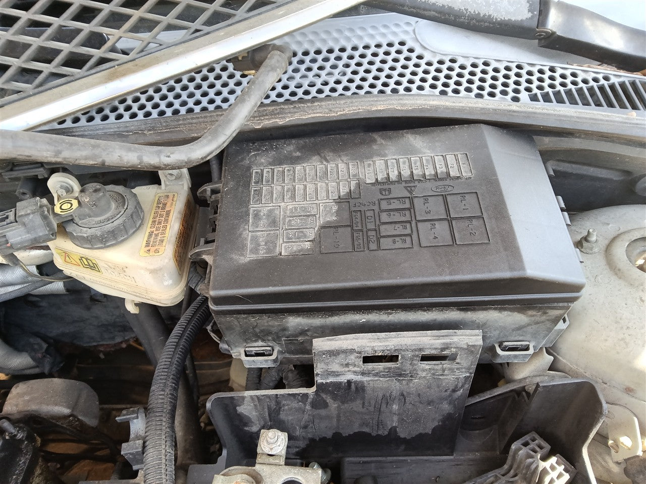 2006 2007 Ford Focus Engine Bay Fuse Box Relay Panel without fog lamps with cruise control ABS