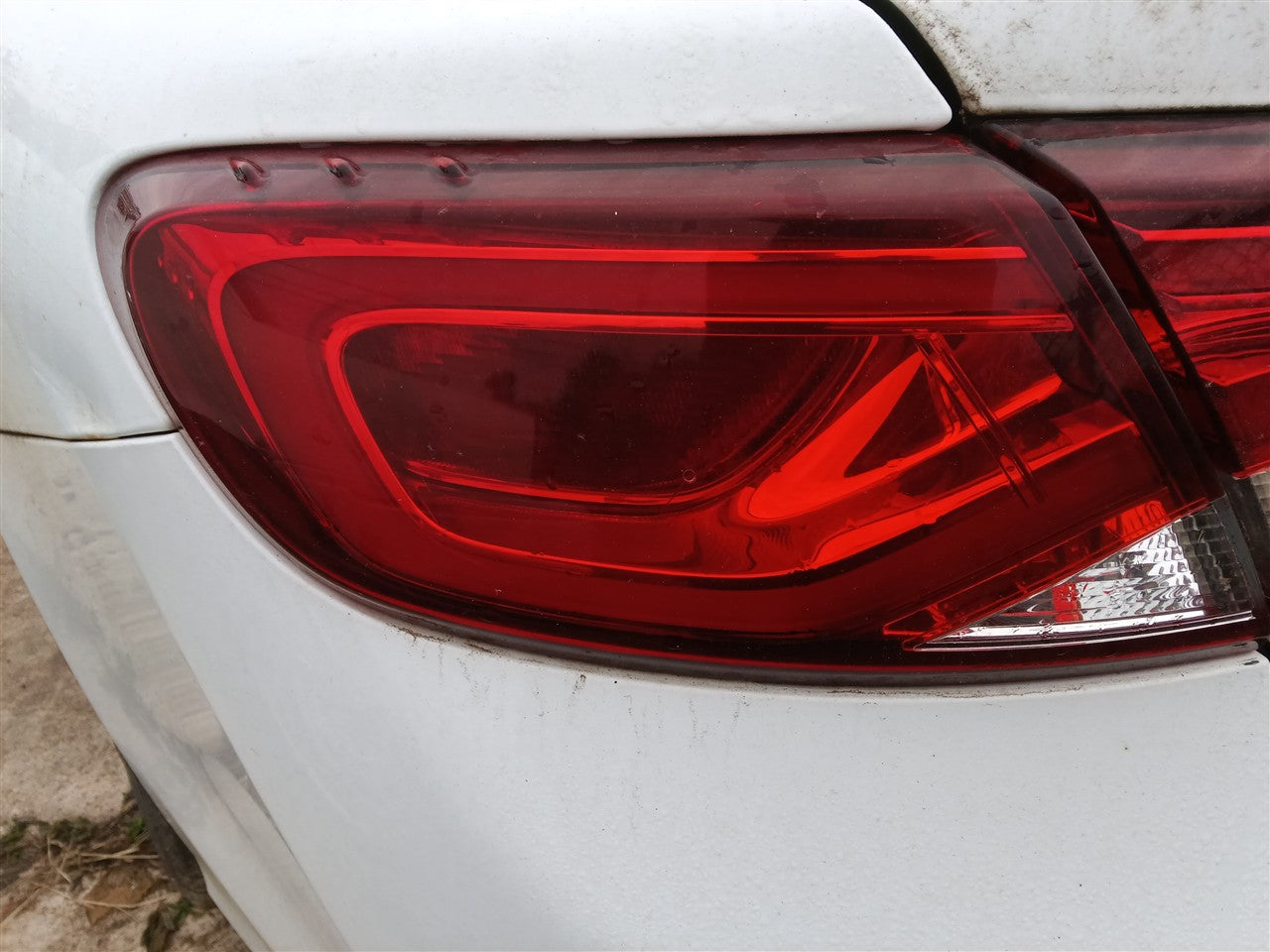 2015 2016 Chrysler 200 Driver Side Left Tail Light Lamp Assembly Sdn quarter panel mounted L