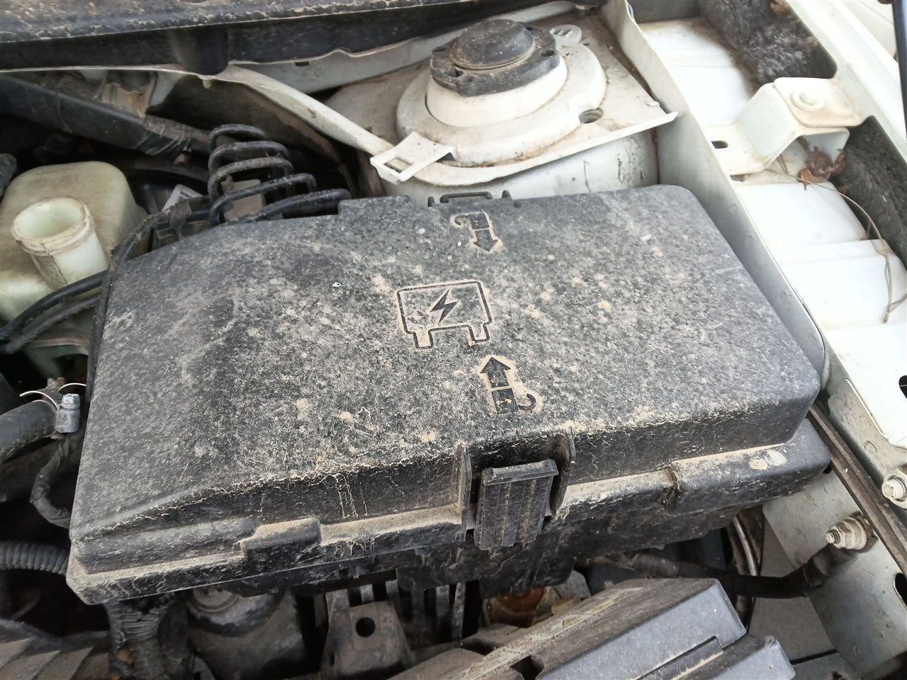 2015 Chrysler 200 Engine Bay Fuse Box Relay Panel compartment power distribution center Sdn 2.4L
