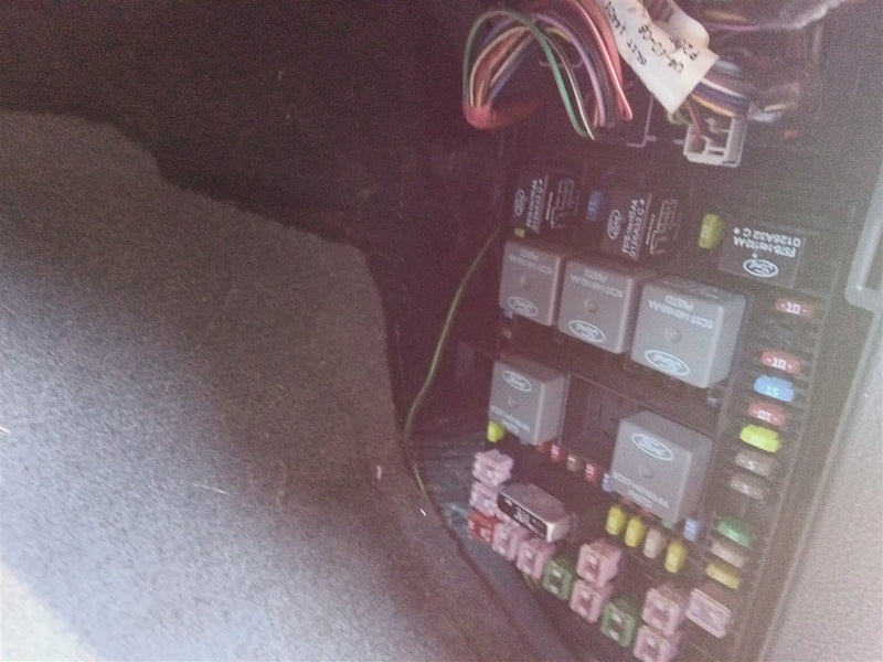 2005 2006 Ford Expedition, Lincoln Navigator Engine Bay Fuse Box Relay Panel