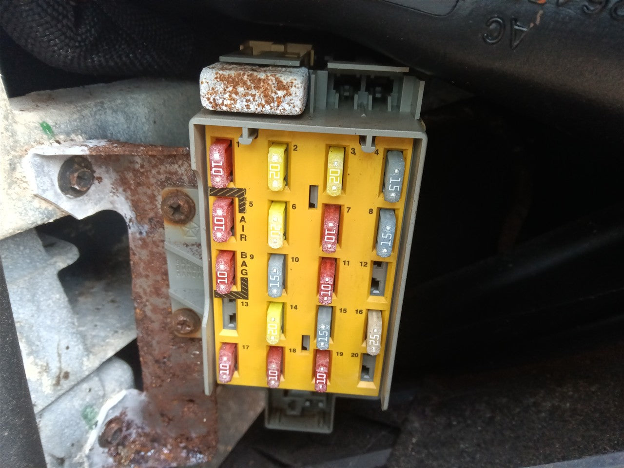 2005 Dodge Neon Cabin Interior Fuse Box Relay Panel