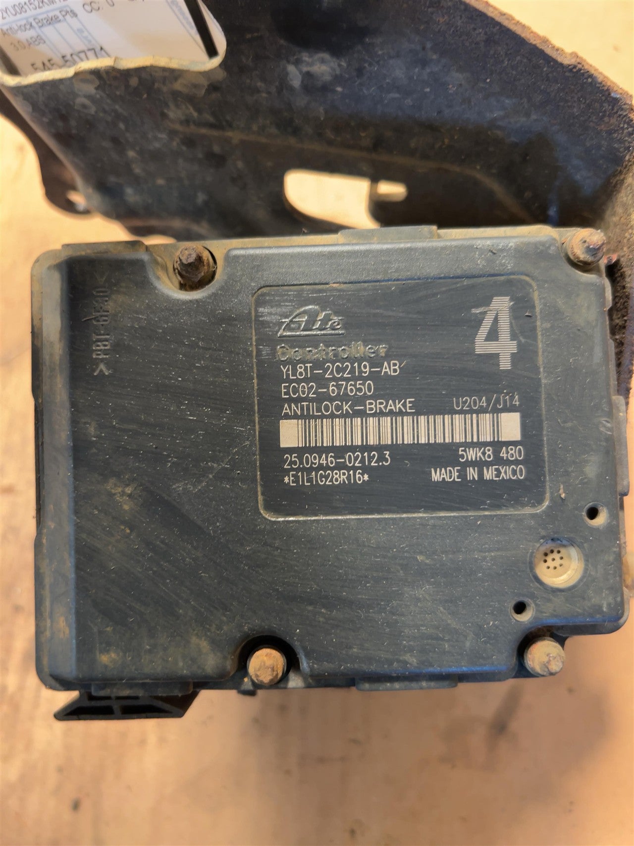 2001 2002 2003 2004 Mazda Tribute ABS Anti Lock Brake Pump Control Module Assembly