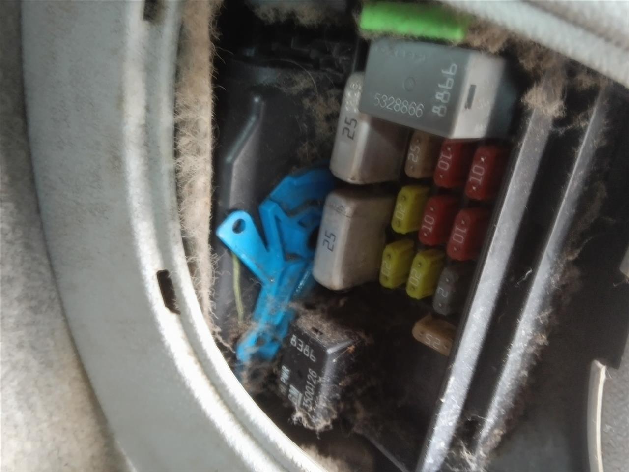 2010 Chevrolet Impala Cabin Interior Fuse Box Relay Panel