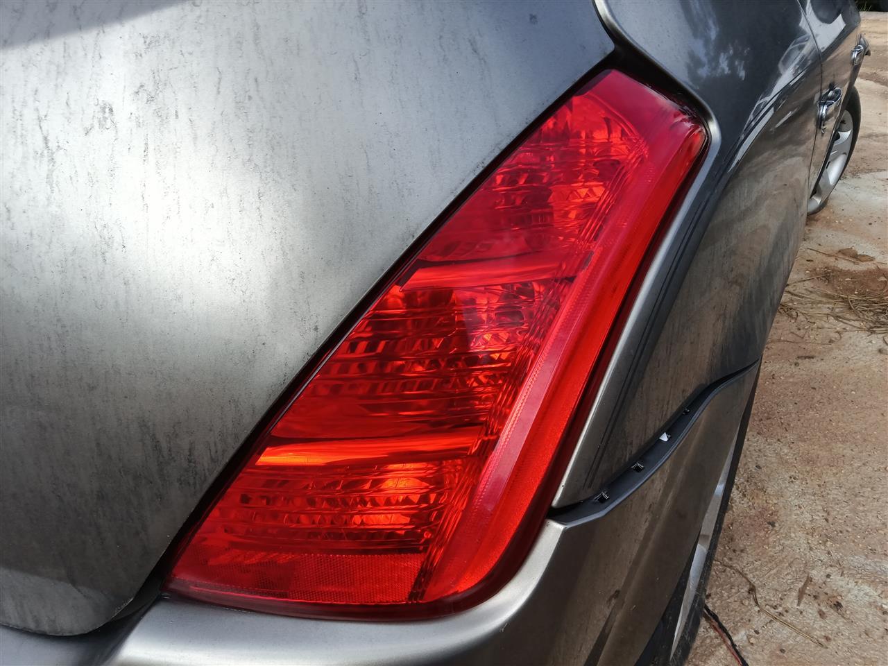 2003 2004 2005 Nissan Murano Passenger Side Right Tail Light Lamp Assembly quarter panel mounted R