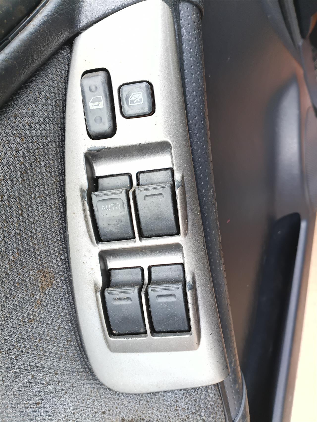 2003 2004 Toyota Matrix Driver Side Left Front Door Window Master Switch Driver s