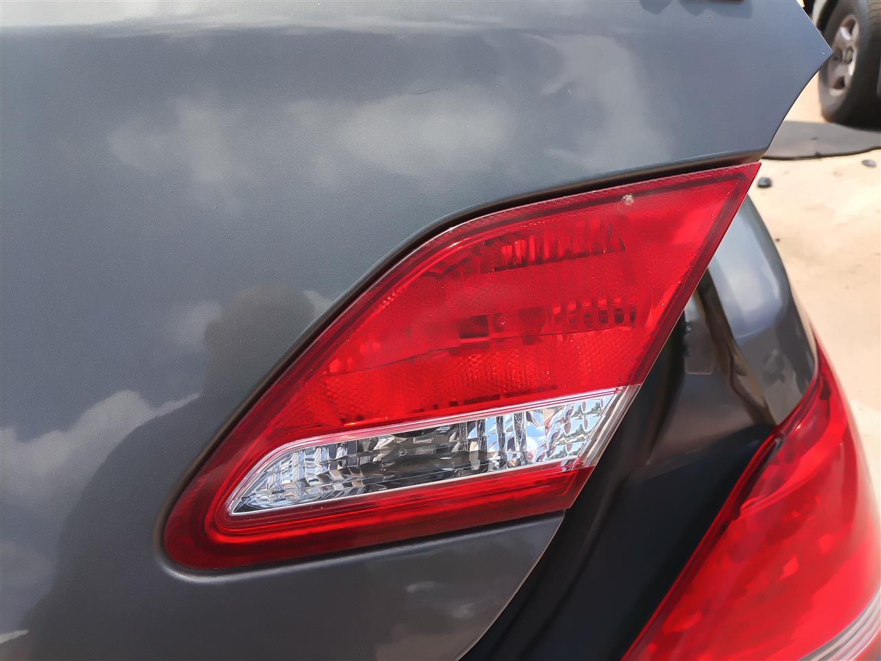 2005 thru 2010 Toyota Avalon Passenger Side Right Tail Light Lamp Assembly decklid mounted R