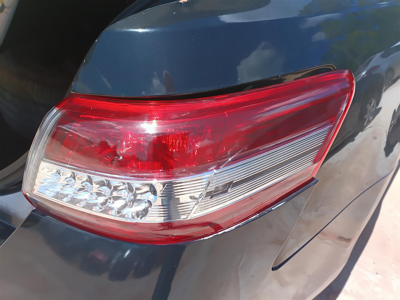 2010 2011 Toyota Camry Passenger Side Right Tail Light Lamp Assembly quarter panel mounted R without red outline