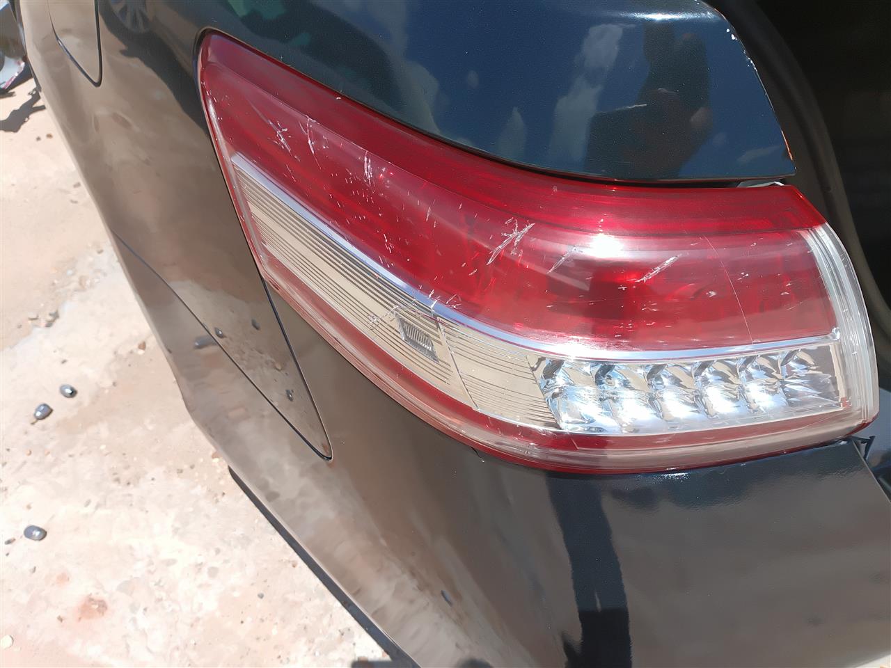 2010 2011 Toyota Camry Driver Side Left Tail Light Lamp Assembly quarter panel mounted L without red outline