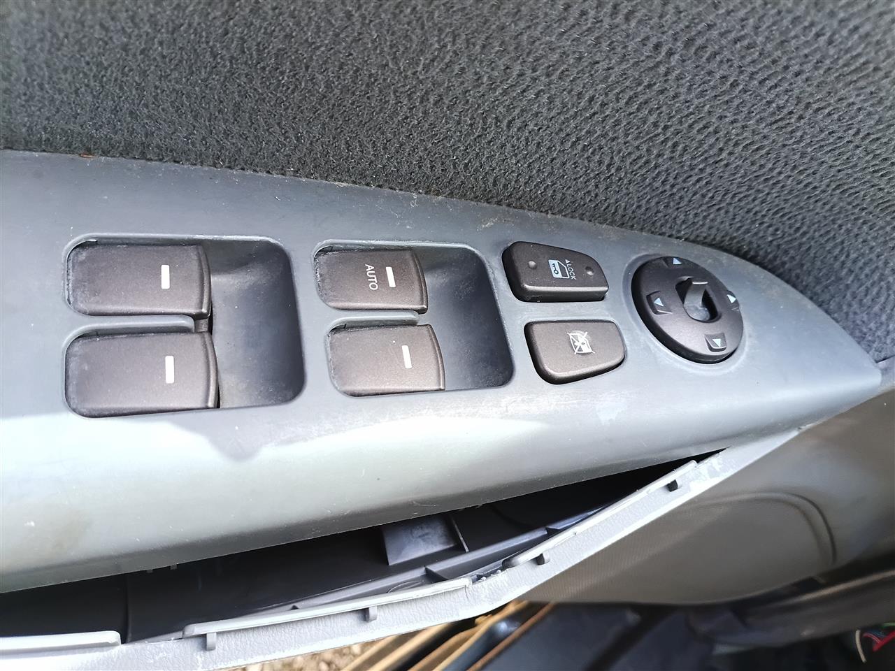 2009 2010 Hyundai Sonata Driver Side Left Front Door Window Master Switch Driver s lock and