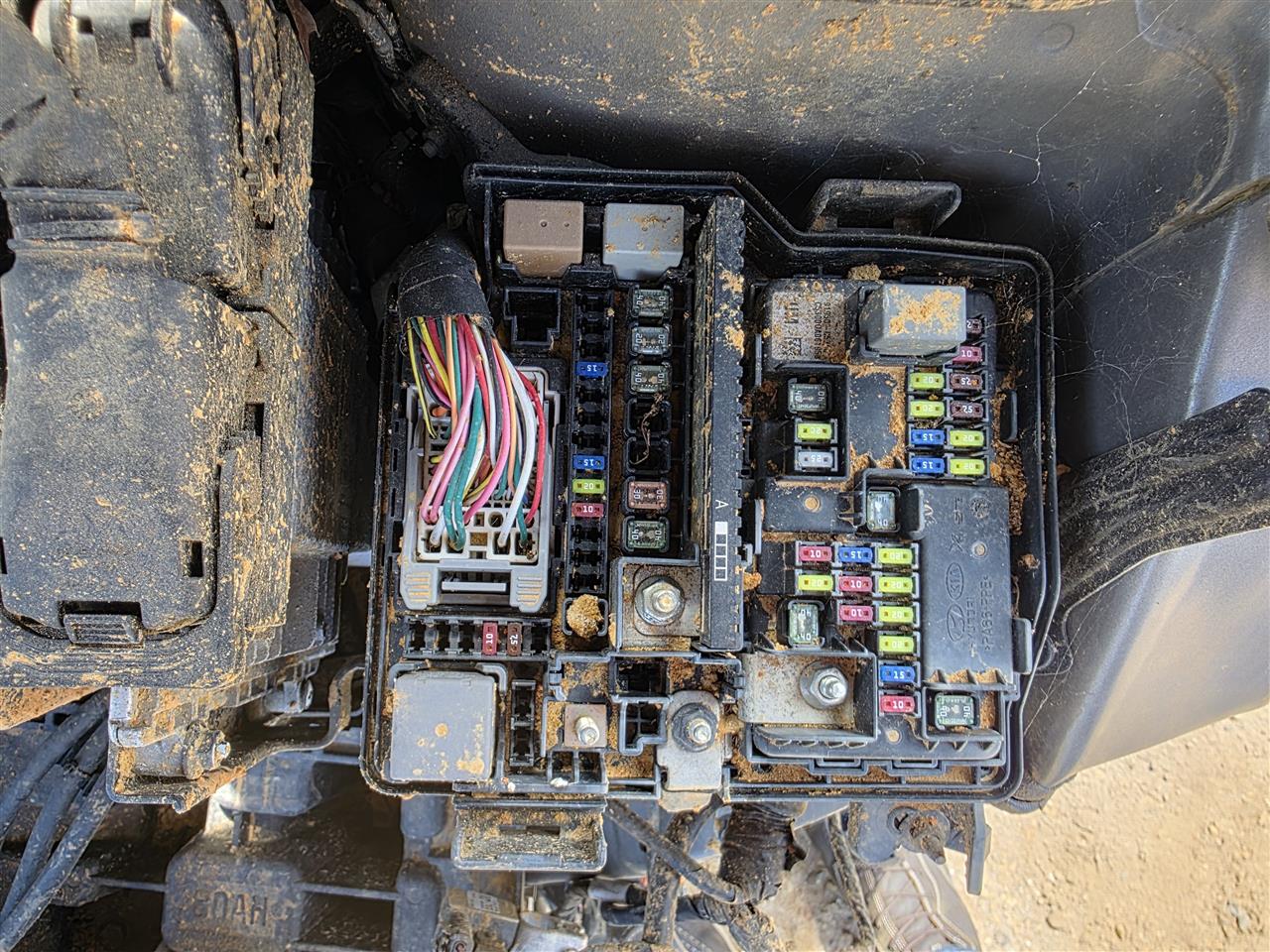 2016 2017 2018 KIA Sorento Engine Bay Fuse Box Relay Panel 2.0L FWD