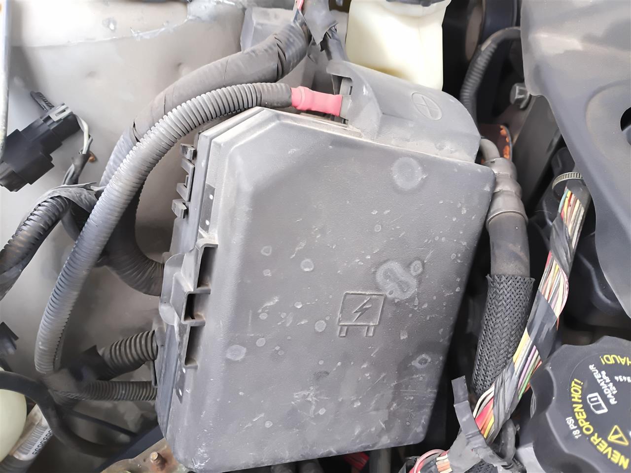 2006 2007 Chevrolet Impala, Chevrolet Monte Carlo Engine Bay Fuse Box Relay Panel without police package