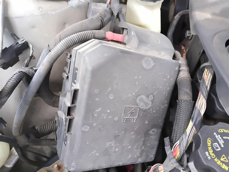 2006 2007 Chevrolet Impala, Chevrolet Monte Carlo Engine Bay Fuse Box Relay Panel without police package