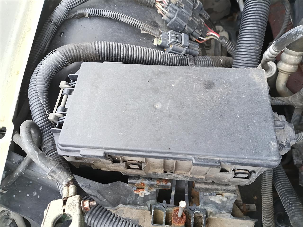 2009 2010 2011 Ford Crown Victoria, Mercury Grand Marquis Engine Bay Fuse Box Relay Panel 4.6L