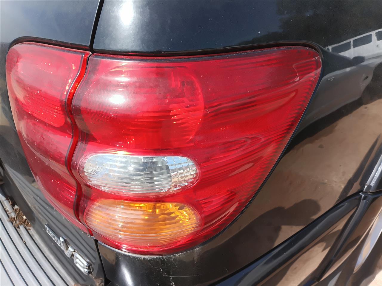 2001 2002 2003 2004 Toyota Sequoia Passenger Side Right Tail Light Lamp Assembly quarter panel mounted R