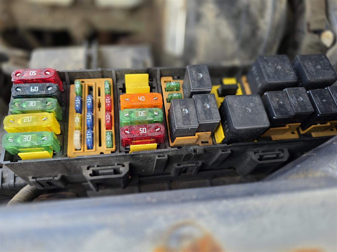 2000 2001 Ford Explorer, Mercury Mountaineer Engine Bay Fuse Box Relay Panel 5.0L