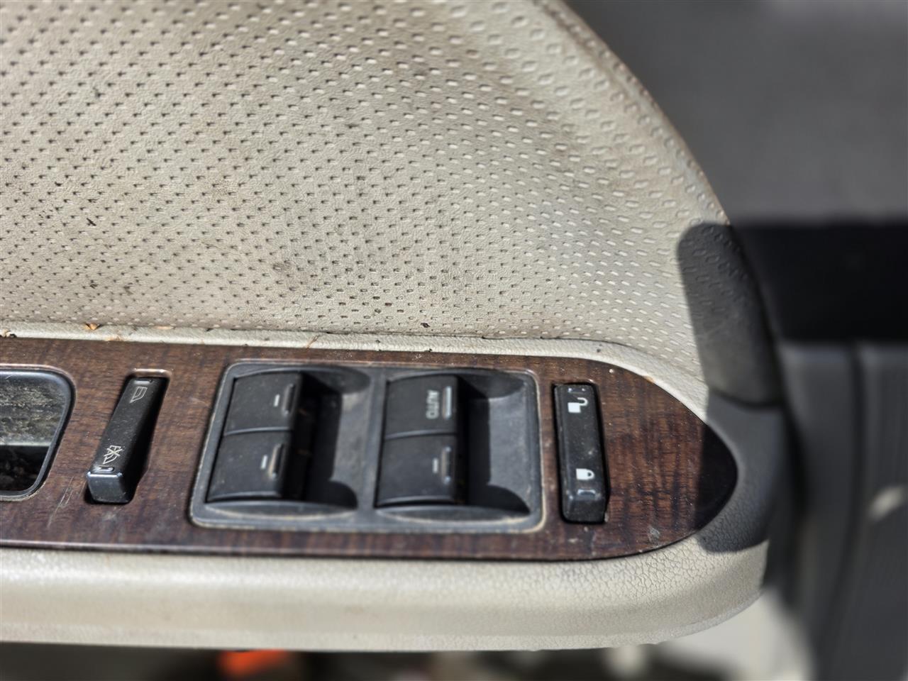 2005 thru 2009 Ford Five Hundred, Ford Freestyle, Mercury Montego, Ford Taurus and 2 more Driver Side Left Front Door Window