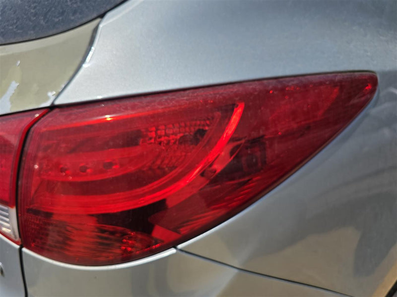 2010 thru 2015 Hyundai Tucson Passenger Side Right Tail Light Lamp Assembly quarter panel mounted R