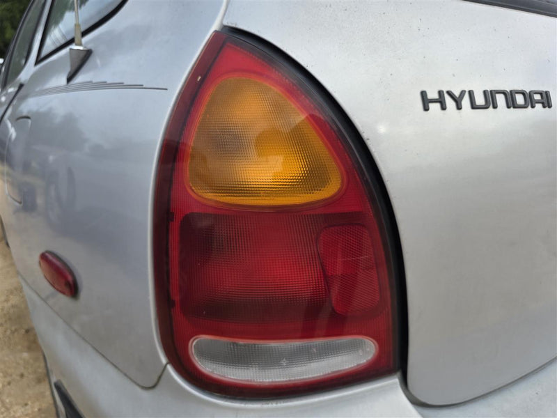 1996 1997 1998 Hyundai Elantra Driver Side Left Tail Light Lamp Assembly quarter mounted SW