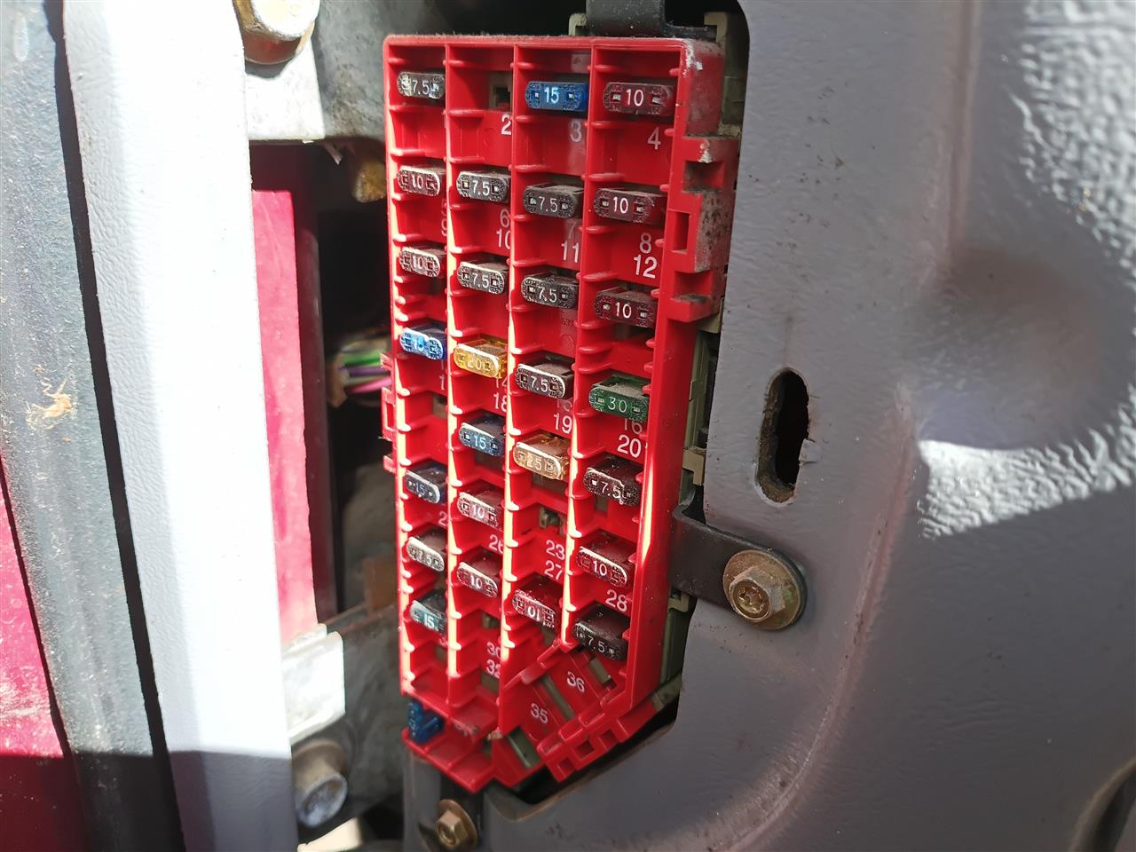 1996 Mazda B2300 Cabin Interior Fuse Box Relay Panel