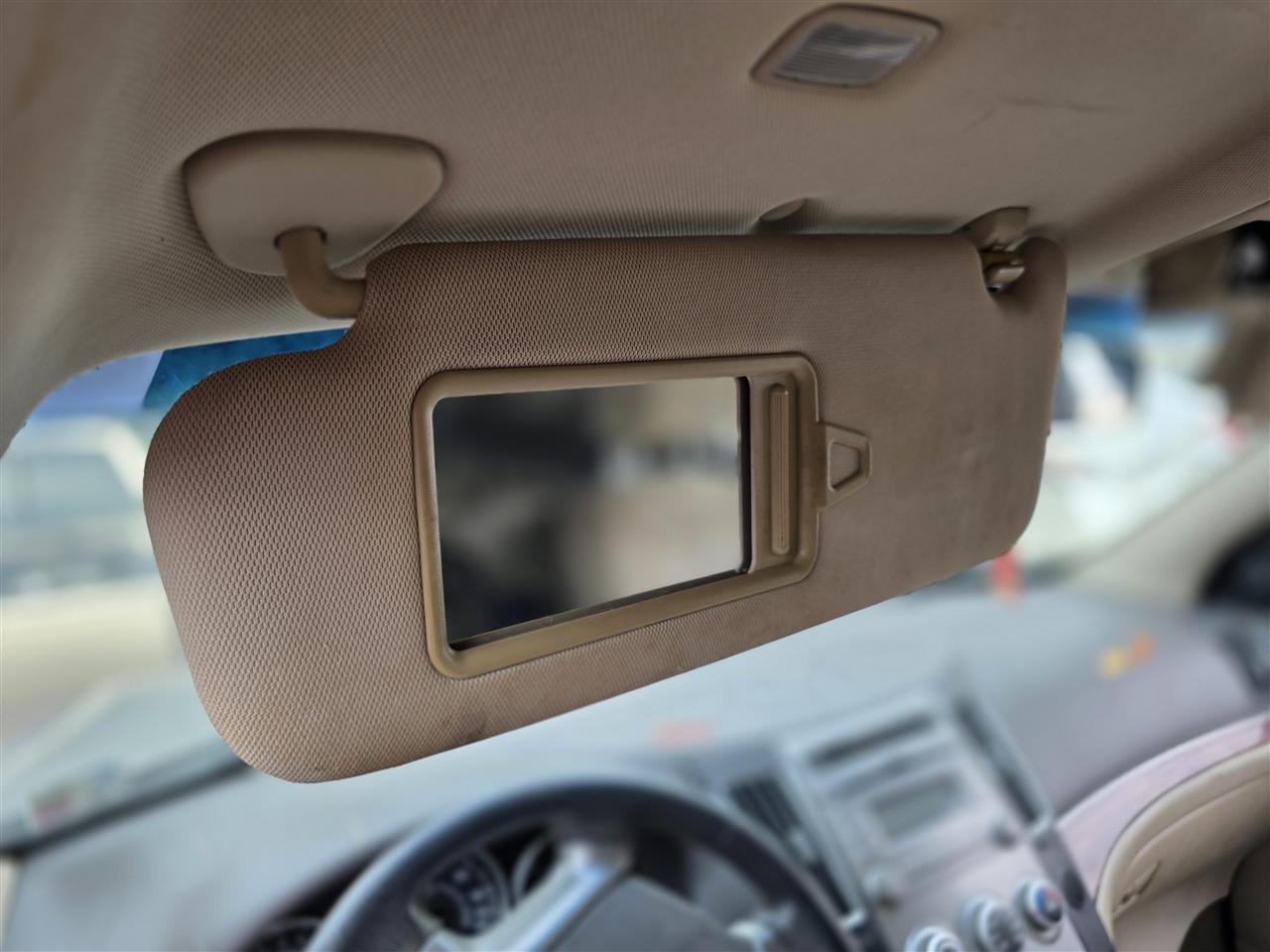 2007 thru 2012 Hyundai Veracruz Driver Side Left Sun Visor illuminated without sunroof L