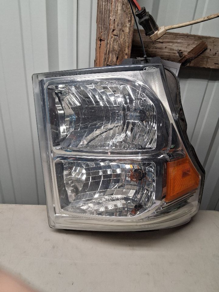 Used OEM Passenger Side Right Headlight Headlamp Assembly from 2016 Ford F250SD