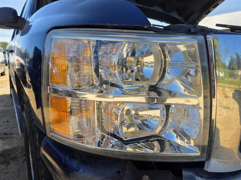 Used OEM Passenger Side Right Headlight Headlamp Assembly from 2007 Chevrolet Silverado 1500