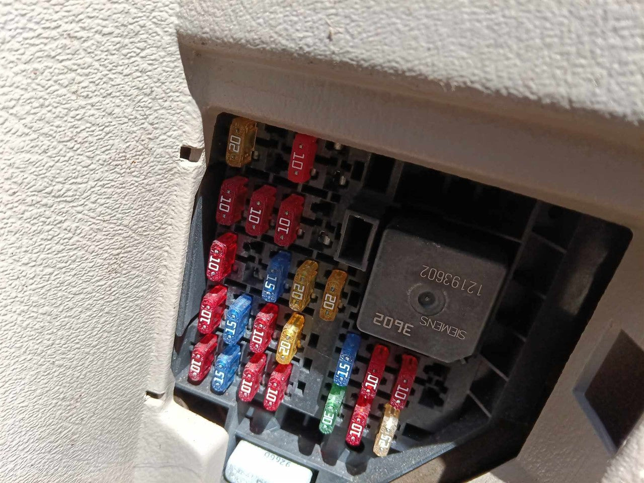 2000 Chevrolet Cavalier Cabin Interior Fuse Box Relay Panel