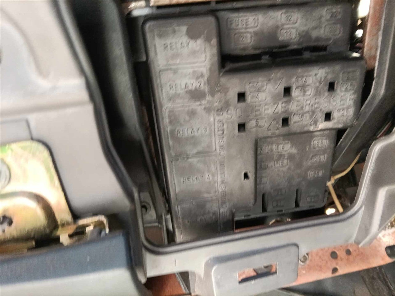 2001 Ford F150 Cabin Interior Fuse Box Relay Panel