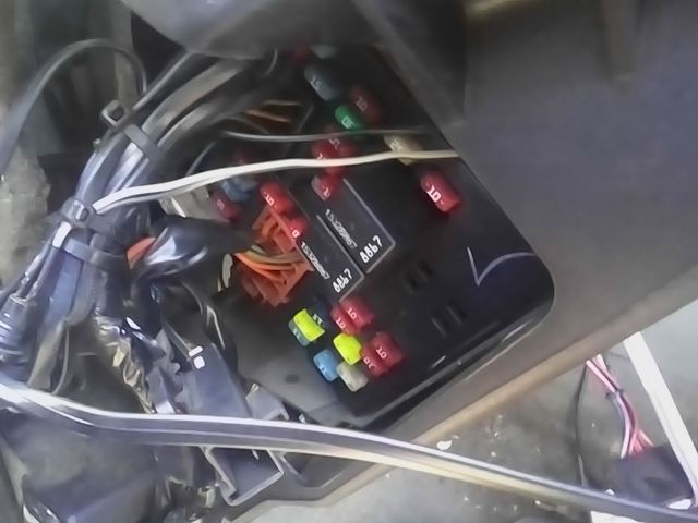 2004 GMC Yukon XL 1500 Cabin Interior Fuse Box Relay Panel