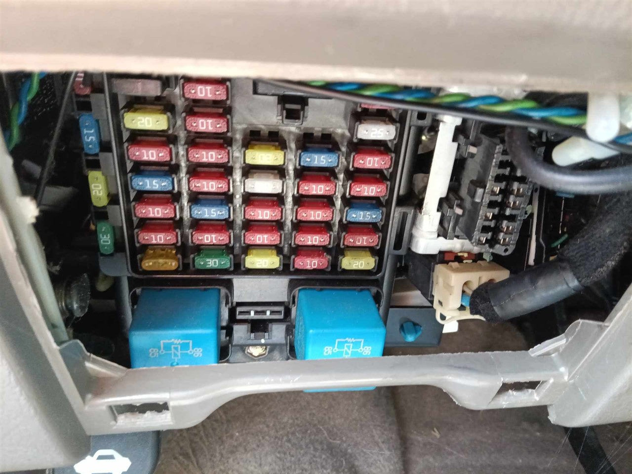 2005 Hyundai Santa FE Cabin Interior Fuse Box Relay Panel