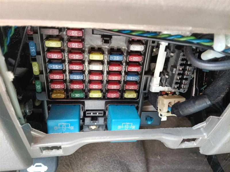 2005 Hyundai Santa FE Cabin Interior Fuse Box Relay Panel