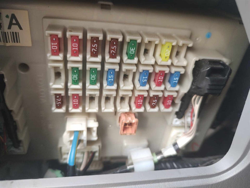2004 Toyota 4 Runner Cabin Interior Fuse Box Relay Panel