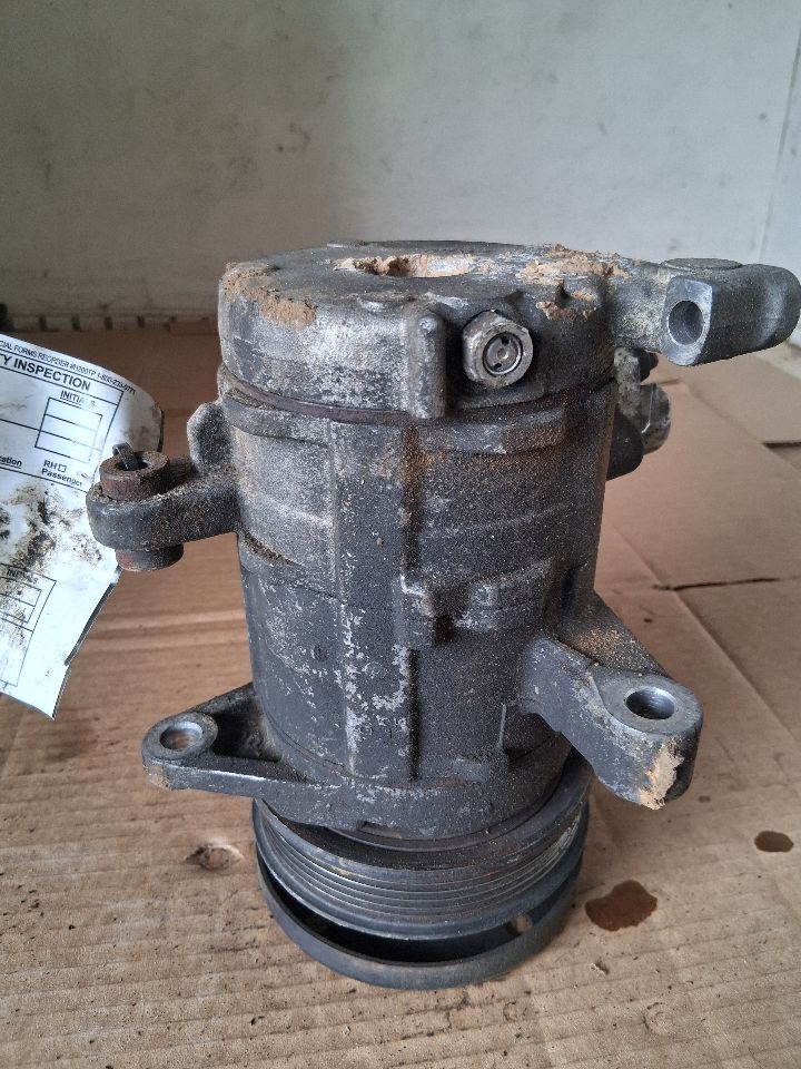 2004 Dodge Durango AC Air Conditioning Compressor 4.7L 8 Cylinder with rear